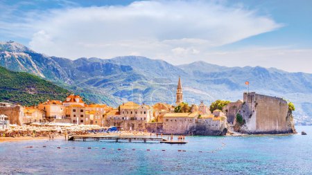Foto de Imagen panorámica de la costa de Budva. Montenegro. Hermosos lugares cerca del mar Adriático - Imagen libre de derechos