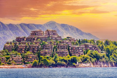 Complejo hotelero de lujo en la Riviera de Budva al atardecer. Montenegro