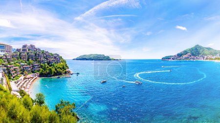 Panoramabild des Budva-Strandes. Montenegro. Schöne Plätze in der Nähe der Adria