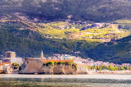 Foto de Imagen panorámica de la costa del mar Adriático. Hermosos paisajes de Montenegro al atardecer - Imagen libre de derechos