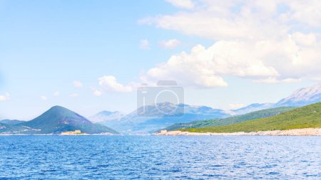 Imagen panorámica de la costa de Montenegro. Hermosos lugares cerca del mar Adriático