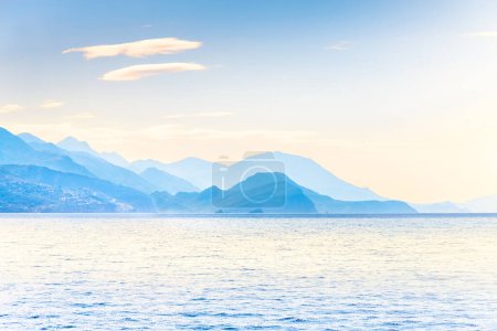 Imagen panorámica de la costa de Montenegro en tonos azules. Hermosos lugares cerca del mar Adriático