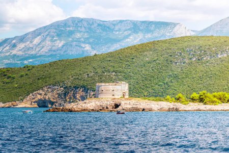Fortaleza Arza en la península de Lustica, Montenegro
