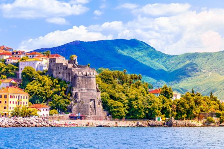Téléchargez les photos : Forte Mare ou forteresse maritime est une fortification sur la rive sud de la vieille ville de Herceg Novi. Beau paysage et monument du Monténégro près de la mer Adriatique - en image libre de droit
