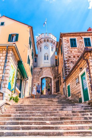 Foto de Herceg Novi, Montenegro - 10 de agosto de 2023: Puerta y torre del reloj en el casco antiguo de Herceg Novi. Montenegro, Europa - Imagen libre de derechos