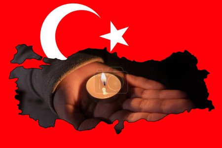 Erdbeben in der Türkei. Brennende Kerze mit einer Hand (Nahaufnahme). Ein Bild in Form einer Landkarte der Türkei vor dem Hintergrund der türkischen Nationalflagge