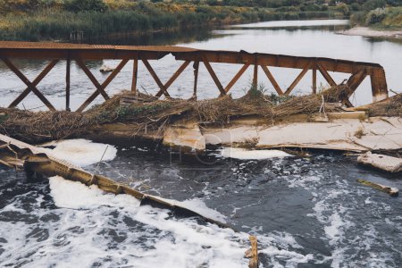 Foto de Puente sobre el río, destruido por el flujo de agua. Catástrofe, desastre natural, inundación. Destrucción de infraestructuras - Imagen libre de derechos