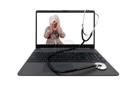Laptop y estetoscopio médico aislados sobre fondo blanco. En la pantalla de la computadora portátil una chica con síntomas de resfriado tiene un vaso de agua en la mano
