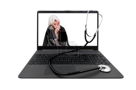 Laptop y estetoscopio médico aislados sobre fondo blanco. En la pantalla de la computadora portátil, una chica con síntomas de resfriado se sopla la nariz en un pañuelo de papel