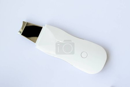 Ultraschall-Peeling-Stab auf weißem Hintergrund.