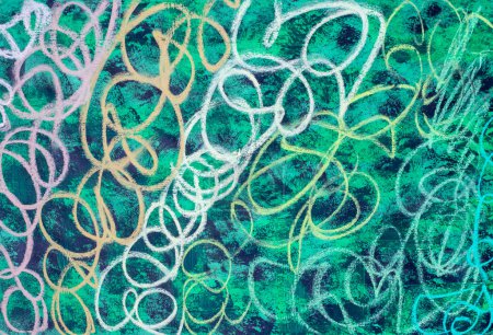Foto de Fondo de estilo graffiti verde y negro con garabatos multicolores. Mezcla de técnicas. Grunge colorido crayón de pared. Obra de arte única - Imagen libre de derechos