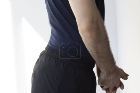 Foto de Curvatura de la espalda en hombres en la columna lumbar - hiperlordosis. - Imagen libre de derechos