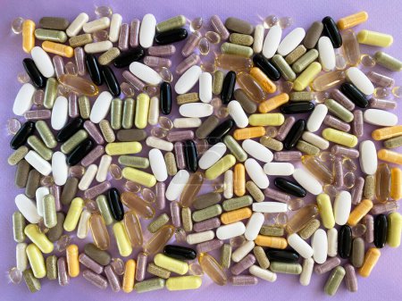 Foto de Deadly Cocktail. Dangers of Pill Abuse, Prescription Pain. The Ripple Effect, Side Effects of Supplements. - Imagen libre de derechos