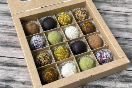 Téléchargez les photos : Un mélange de bonbons sains à base de fruits secs et de noix dans une boîte en carton - en image libre de droit