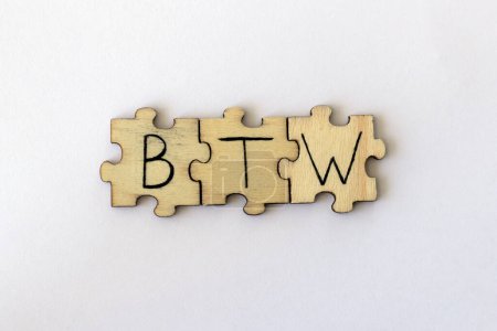 Téléchargez les photos : L'acronyme BTW, qui signifie By The Way. Les lettres écrites sur les puzzles - en image libre de droit