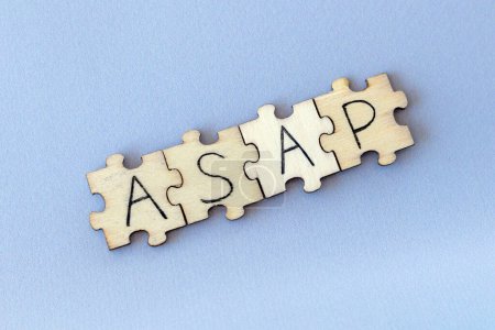Foto de El acrónimo ASAP, que significa Tan pronto como sea posible. Las cartas escritas en los puzzles - Imagen libre de derechos