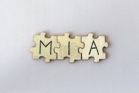 Foto de El acrónimo MIA, que significa Desaparecido en Acción. Las cartas escritas en los puzzles - Imagen libre de derechos