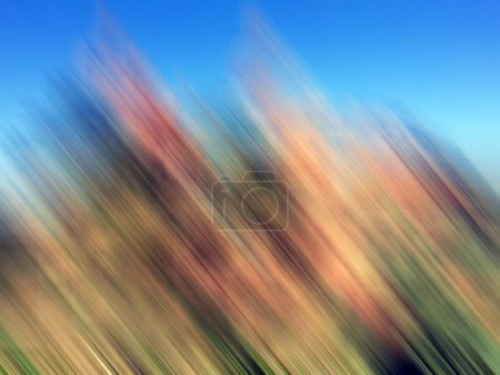 Foto de Montañas marrones contra un cielo azul en un desenfoque de movimiento. - Imagen libre de derechos