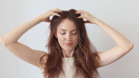 Belle femme donne massage de la tête et des cheveux pour améliorer la circulation sanguine, la croissance des cheveux.