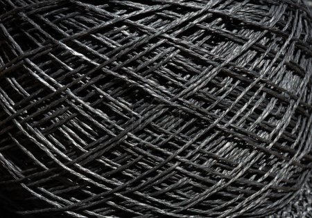 Foto de Skein de rafia negra. Raffia es una fibra de madera orgánica utilizada para tejer sombreros, bolsos y más. - Imagen libre de derechos