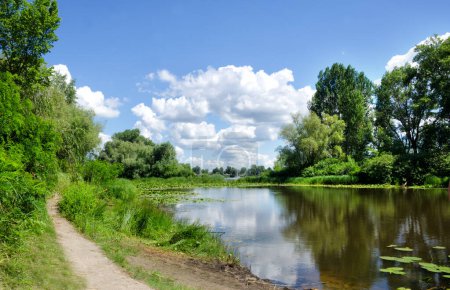 Foto de Dnepr River. Ukraine. A beautiful landscape in the Obolonsky district of the city of Kyiv, next to a residential area, wild nature. - Imagen libre de derechos