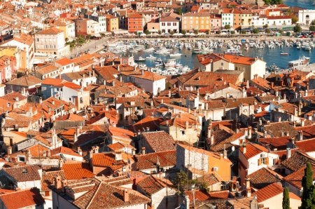 Foto de Ciudad de Rovinj en Croacia. Azulejos rojos en los techos de las casas y un puerto deportivo con barcos. - Imagen libre de derechos