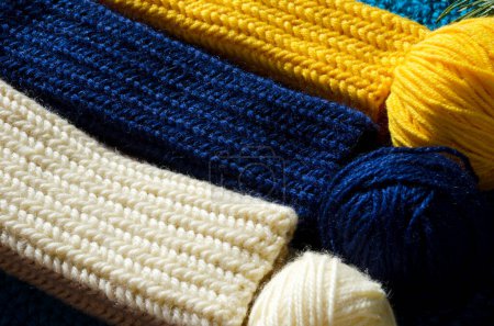 Téléchargez les photos : Mitaines en fil de laine gros plan. Échantillons de vêtements chauds pour l'hiver. - en image libre de droit