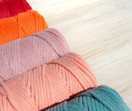Foto de Colores madejas de cordón para tejer macramé de cerca. Cordón de algodón hecho en Turquía. - Imagen libre de derechos