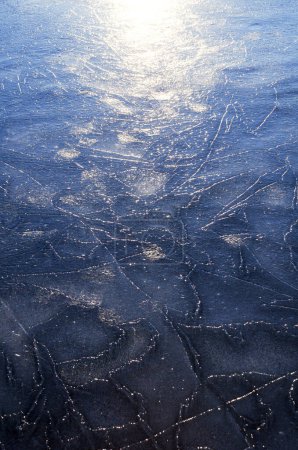 Rivière gelée. Rayons de soleil sur la glace. Texture glace argentée. Photo de fond