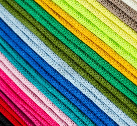 Foto de Hilado turco. Una paleta brillante de hilos multicolores de algodón para macramé. - Imagen libre de derechos