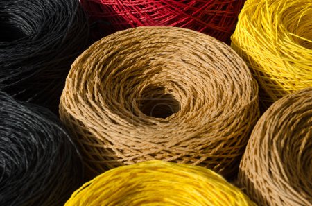 Raffia boules gros plan. Skeins de raphia multicolore sont prêts pour le tricot. Matériau écologique pour le travail à la main.