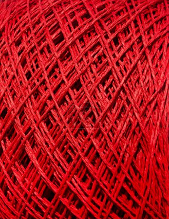 Raffia ist rot. Nahaufnahme eines Knäuels Öko-Raffia. Häkeln. Öko-Material für Handarbeit.
