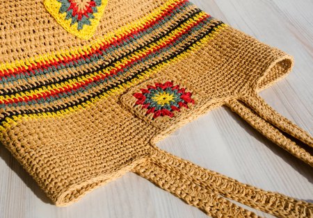 Women's eco bag made of raffia. Beautiful crocheted beach bag, handmade.