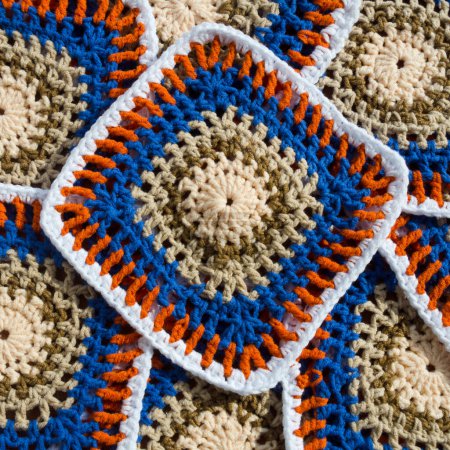 Granny carré en coton coloré. Crochet texture fermer la photo. Bijoux tricotés en zigzag faits main.