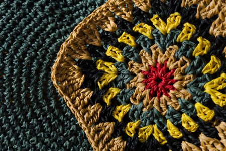Raffia tricot texture close-up. Tricot à partir de matériaux ECO. Carré de mamie raphia coloré. Bijoux en zigzag tricotés à la main.