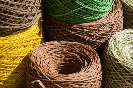 Raffia boules gros plan. Skeins de raphia multicolore sont prêts pour le tricot. Matériau écologique pour le travail à la main.