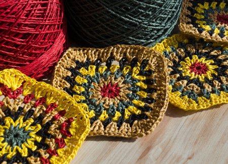 Raffia tricot texture close-up. Tricot à partir de matériaux ECO. Bijoux en zigzag tricotés à la main.