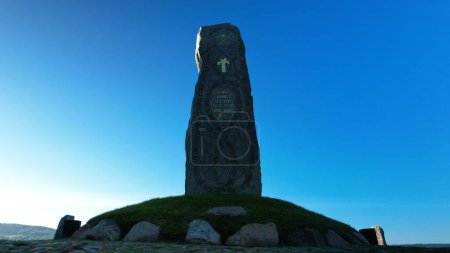 Foto de The Wasa Stone or Vasa monument in Rattvik Dalarna Sweden. Memorial stone of the speech of king Gustav Vasa in 1520. Low angle ground level view. Early morning morning - Imagen libre de derechos