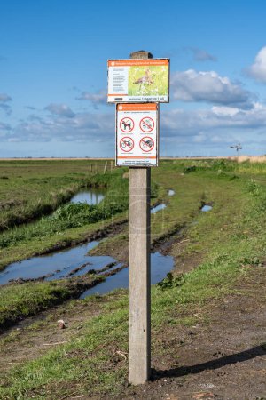 Temporalmente no hay señal de entrada en el lado de un camino de tierra por el santuario de aves reserva natural, lo que indica el acceso prohibido durante la temporada de reproducción en Schellinkhout, Holanda Septentrional Países Bajos 18 abril 2024.
