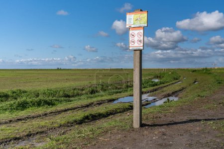 Téléchargez les photos : Panneau temporaire d'interdiction d'entrée sur le côté d'un chemin de terre près d'un sanctuaire d'oiseaux de la réserve naturelle, indiquant un accès interdit pendant la saison de reproduction à Schellinkhout, Hollande-Septentrionale Pays-Bas 18 avril 2024. - en image libre de droit