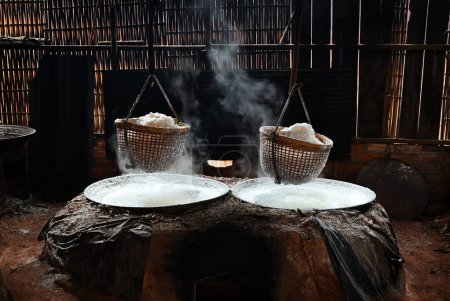 Téléchargez les photos : Close-up of ancient salting. The ancient method of boiling salt in a room made of bamboo, The way of life of people in rural villages in Nan province, The north of Thailand. - en image libre de droit