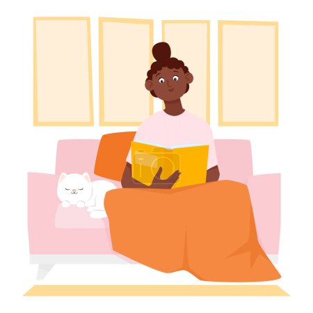 Linda joven negra sentada en el sofá y leyendo un libro