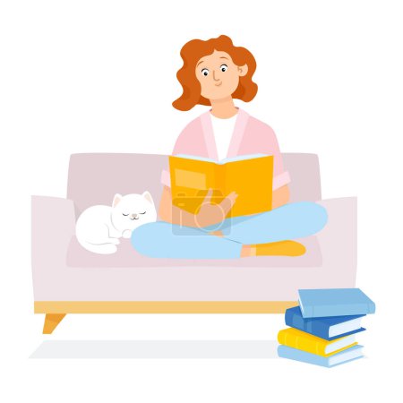 Foto de Linda joven pelirroja sentada en el sofá con un gato y leyendo un libro - Imagen libre de derechos