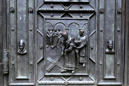 Foto de Castillo de Praga, República Checa, Catedral de San Vito, figuras con escenas de la vida medieval en la puerta de la catedral. - Imagen libre de derechos