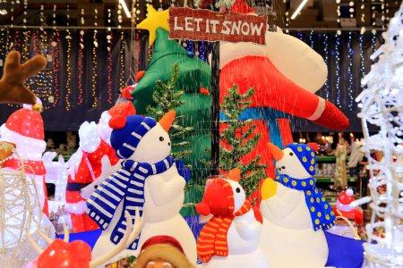 Téléchargez les photos : Boutique d'hiver de Noël 2023, bonhommes de neige au chapeau rouge. Jouets et décorations du Nouvel An en magasin. Shopping de Noël d'hiver dans un centre commercial - en image libre de droit