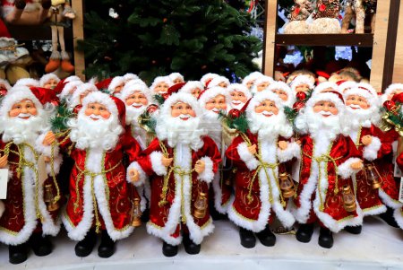 Téléchargez les photos : Père Noël, beaux jouets de Noël et du Nouvel An, décorations et cadeaux. Shopping d'hiver festif 2023. Magasin de jouets - en image libre de droit