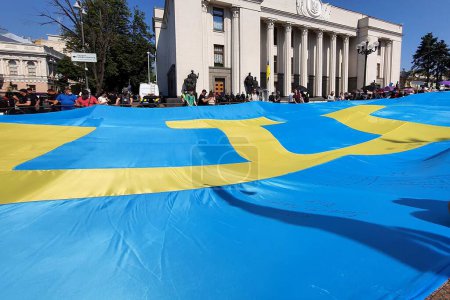 Téléchargez les photos : Drapeau tatar de Crimée. La Crimée est l'Ukraine. Patriot Les gens tiennent un grand drapeau bleu avec un emblème jaune tanga près du parlement ukrainien. Russie guerre contre l'Ukraine, Kiev, 2021-06-15 - en image libre de droit
