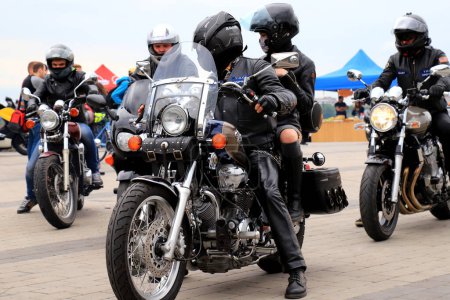 Téléchargez les photos : LMotocyclistes en motos, casques et vestes en cuir, saison moto ouverte sur le remblai Dnipro Ukraine, 2021-05-11 - en image libre de droit