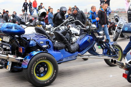 Téléchargez les photos : LMotocyclistes en motos, casques et vestes en cuir, saison moto ouverte sur le remblai Dnipro Ukraine, 2021-05-11 - en image libre de droit