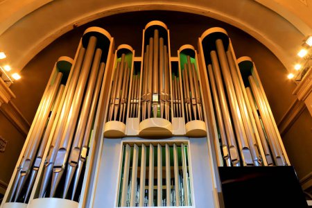 Téléchargez les photos : Grand orgue musical avec tuyaux d'orgue dans une église chrétienne. Instrument de musique, Service religieux, concert - en image libre de droit